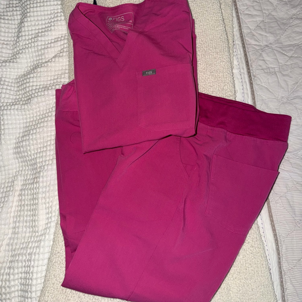 FIGS Catarina One-Pocket Scrub Top & High Waisted Zamora Jogger Scrub Pants